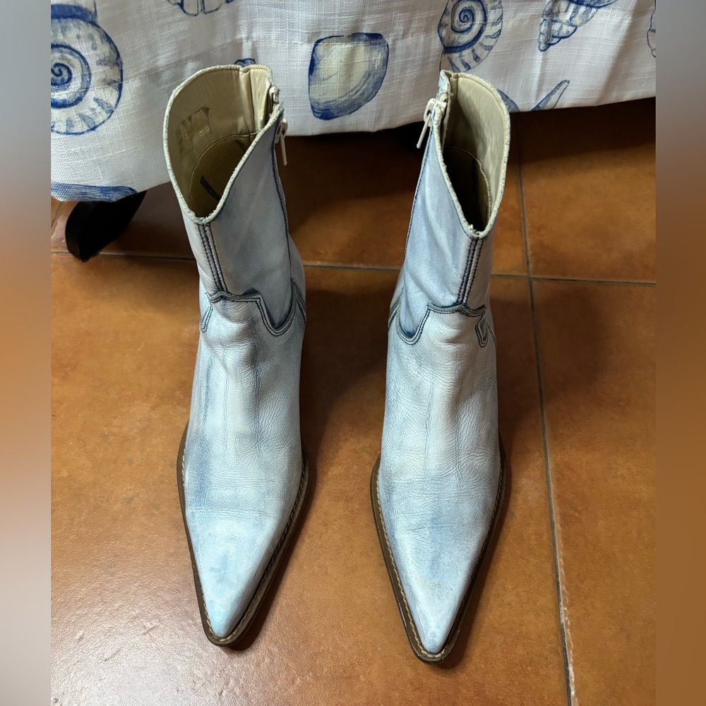 Women’s western boots for women Blue & white distressed, zipper, leather. EXLNT